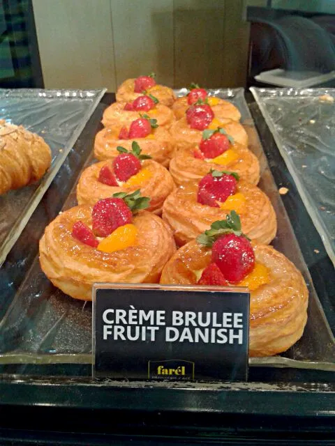 Creme brulee fruit danish|Giselle Rosewoodさん