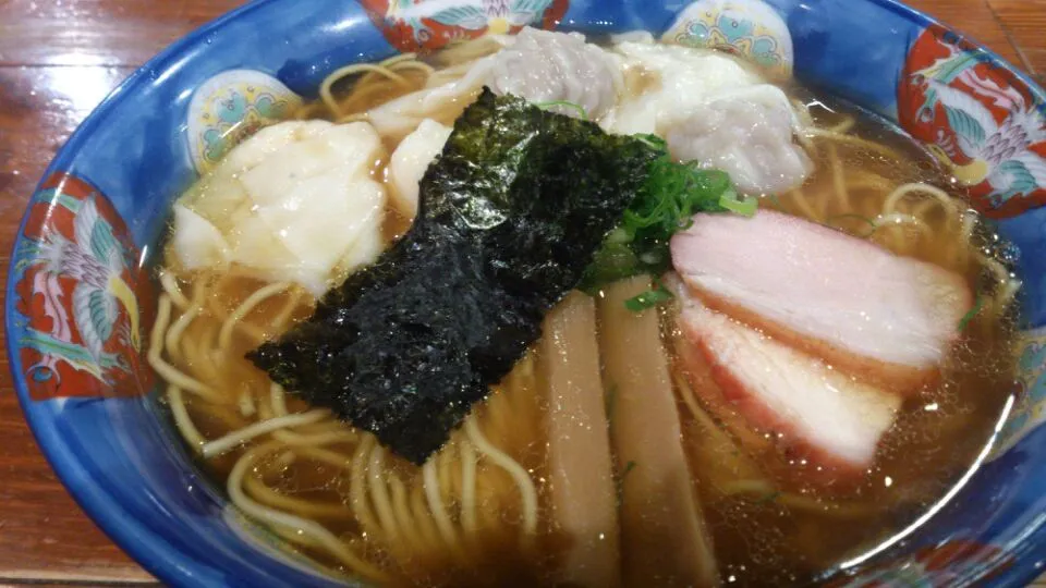 八雲のハーフワンタン麺黒。油もほとんど使われておらず優しく奥深い味。海老ワンタンと肉ワンタンもスープと絡んで素晴らしい味！|SATOSHI OOCHIさん