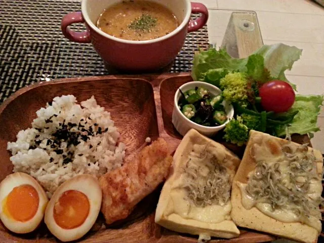 Snapdishの料理写真:鶏胸肉のピカタ、高野豆腐のしらすピザ、オクラと昆布和え、半熟味玉、野菜たっぷりチャウダースープ、サラダ☆彡|真由美さん