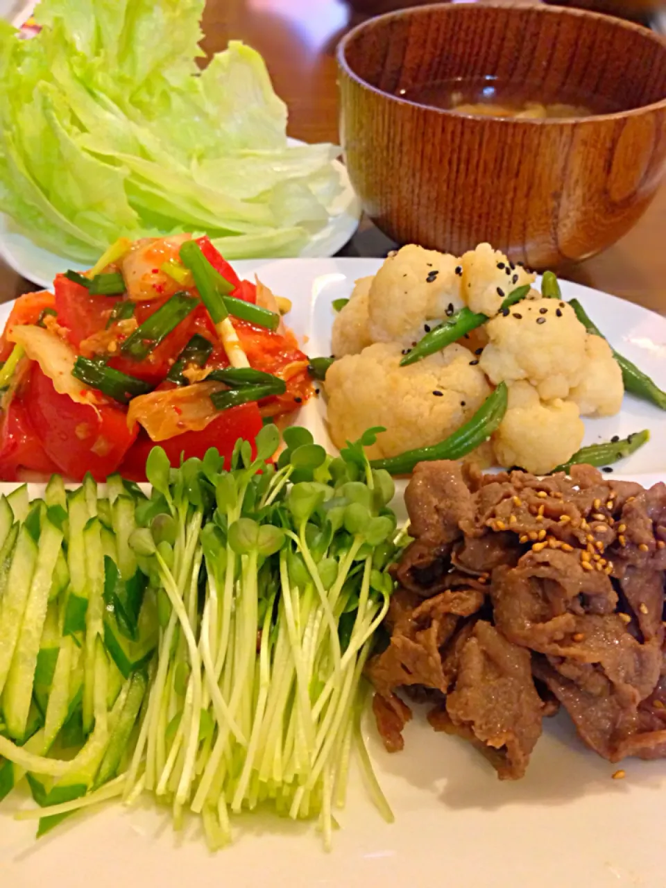 Snapdishの料理写真:⭐️牛肉のオイスターソース炒めのレタス包み ⭐️トマトのキムチ和え ⭐️カリフラワーの炒め物 ⭐️大根と人参の味噌汁|よっちぃさん