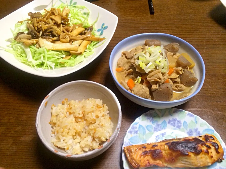 Snapdishの料理写真:⚪︎しょうがご飯⚪︎もつ煮込み⚪︎鮭のごま味噌焼き⚪︎きのこサラダ|まーさん