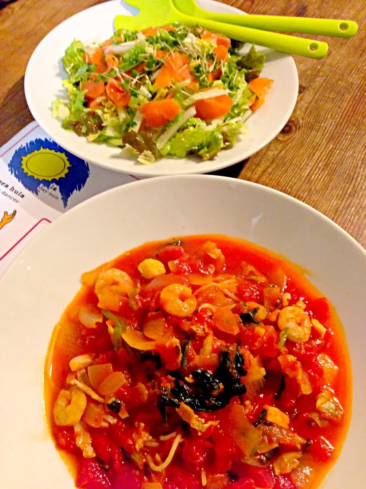 ベーコンとシーフードのトマトスープスパゲティ🍅白菜とスモークサーモンのサラダ🍀|まみりんごさん