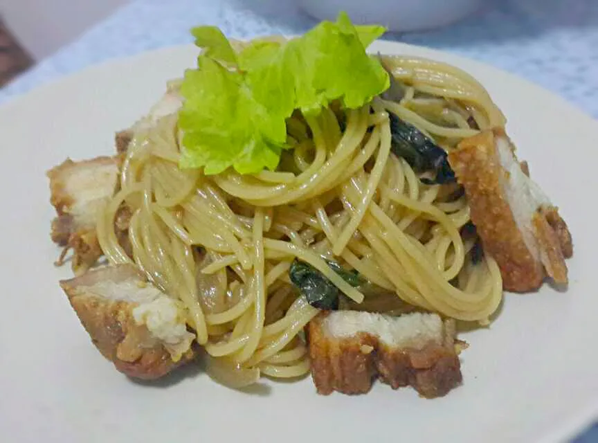 Thai style spaghetti with crispy pork|sachaさん