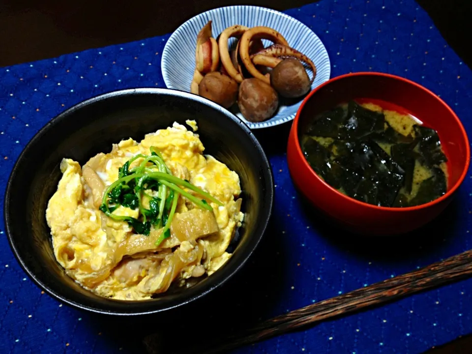 親子丼．里芋とイカの煮物．わかめ味噌汁|恭子さん