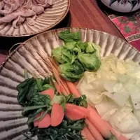 Snapdishの料理写真:葉付き人参の蒸し野菜と豚しゃぶのサラダ|ui2さん