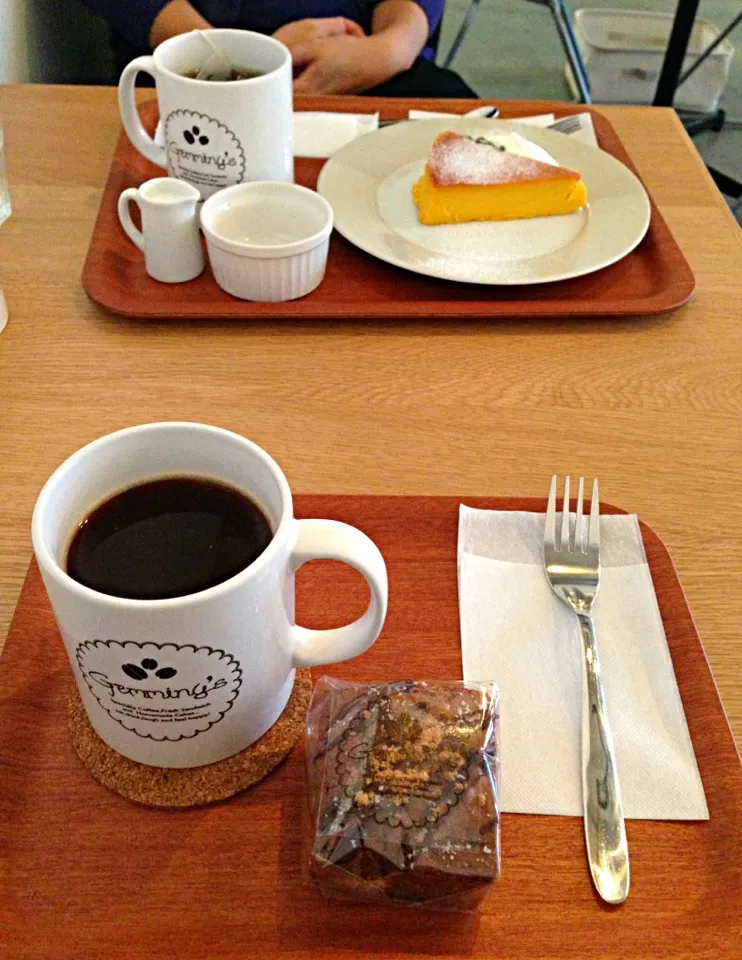 グラハムクッキー入りブラウニー🍪 と コーヒー(フレンチプレス)☕ 奥はカボチャプディングと紅茶|こいちさん