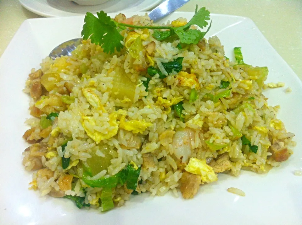 Fried rice with pineapple, diced chicken & prawn|skyblueさん