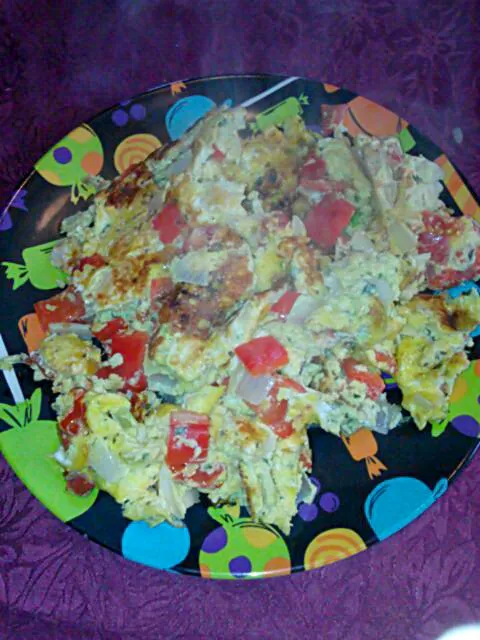 Scrambled eggs with turkey, tomato, red peppers, onion, basil, and Italian cheese blend.|Polly Gelfusoさん