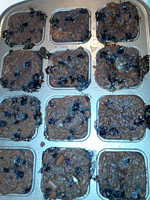 Homemade vegan brownies with blueberries, chocolate chips, and chocolate chunks.|Polly Gelfusoさん