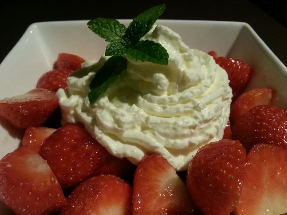 Strawberries with whipped cream|Frank&Jolanda - Eteninbeeldさん