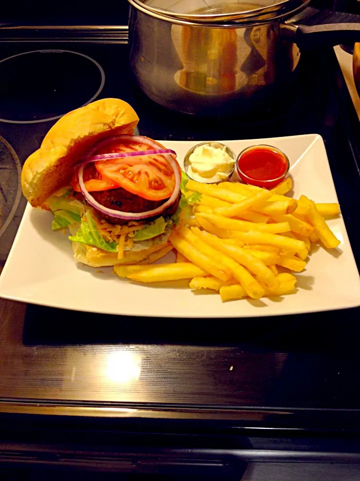 Home made Burger and Fries|Christie Ronaldineさん