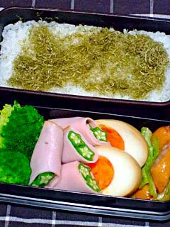 お弁当（とろろ昆布のせご飯、煮卵、ハム巻きオクラ、キャベツとウインナーの炒め物、ブロッコリー）|すーさん