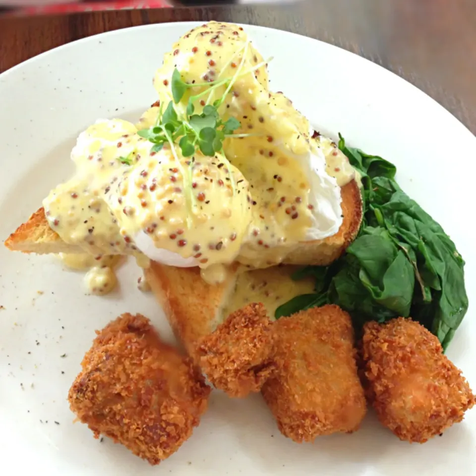 Crunch pork belly with seeded mustard on poached egg and cornbread|Karen Yongさん