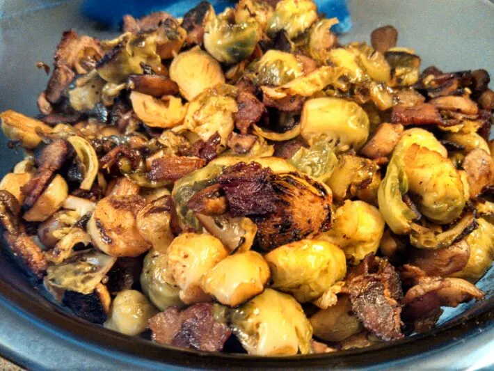 Pan-seared Brussels sprouts with bacon and mushrooms|Sashi Steinerさん