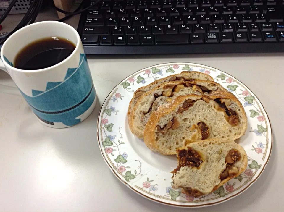 Snapdishの料理写真:学芸大学Mサイズのパン|Yasuko Satoさん