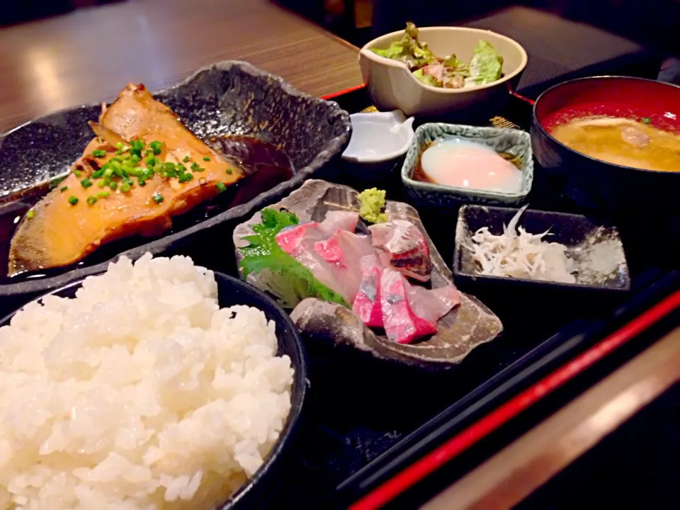 なめたかれいの煮付け＆刺身三種盛り定食🐟|おかっぴーさん