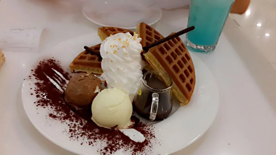 Tiramisu Waffle with chocolate sauce|sachaさん