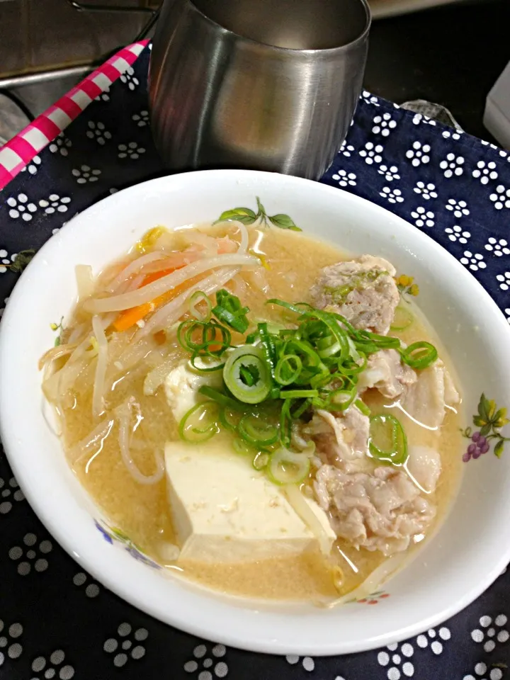 豚の黒豆味噌の鍋にした。白菜と白ネギ買い忘れ(^^;;もやし、大根を代用。生姜をすりおろして入れると美味しいよ(^^)|ハルさん