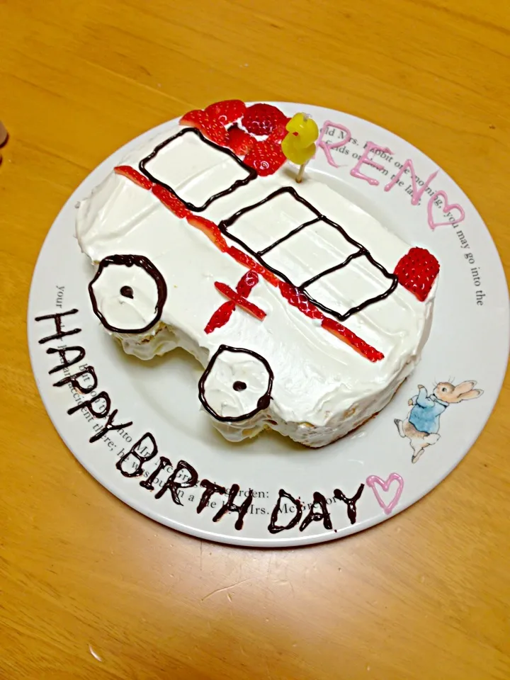 今日は長男の誕生日♡手作り救急車ケーキでお祝い♡|mari♡（もも(*´∀｀*)♪）さん