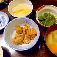 鶏もも肉の焼肉のタレ和え、煮豆、こんにゃくの味噌田楽、めかぶ、油揚げと人参の味噌汁|ぴこさん