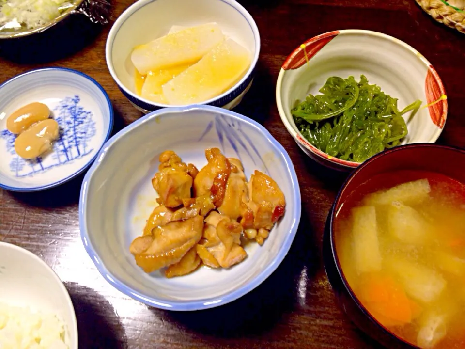 鶏もも肉の焼肉のタレ和え、煮豆、こんにゃくの味噌田楽、めかぶ、油揚げと人参の味噌汁|ぴこさん