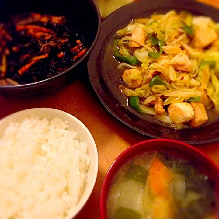 鶏肉もやしキャベツの香味野菜炒め＆ひじき煮＆ワカメと根菜の味噌汁|ともえさん