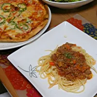 Snapdishの料理写真:ミートソースパスタ+市販のピザ+卵サラダ|Yuko Satakaさん