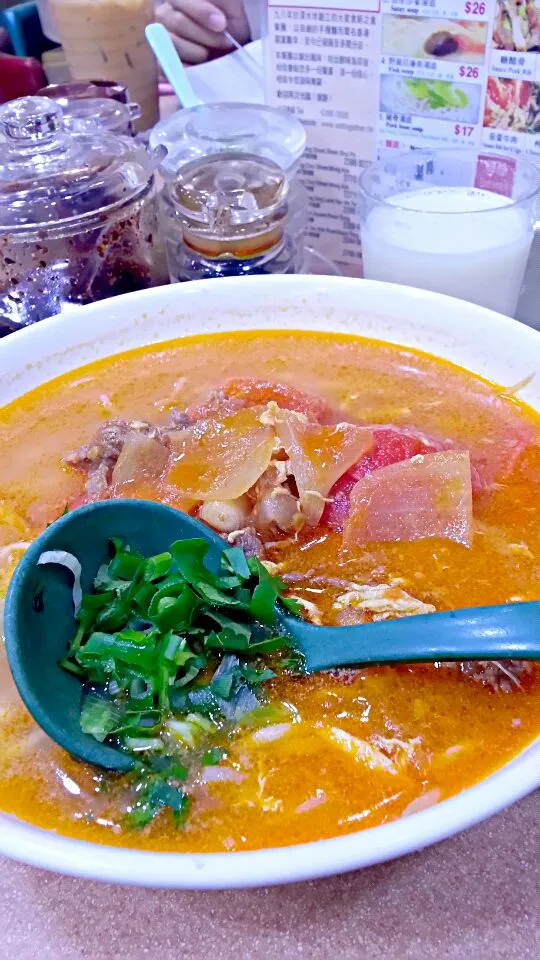 Tomato beef egg noodle soup $6 USD|Arthurさん