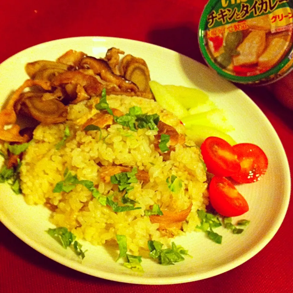 Snapdishの料理写真:イナバのカレー缶で炊き込みご飯|レイさん