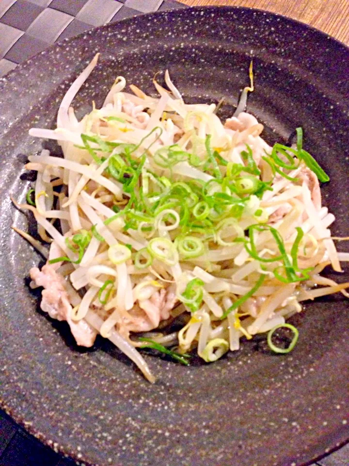 豚しゃぶ肉とモヤシの蒸し煮🍀|まみりんごさん