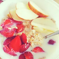 Muesli with apple and strawberry on top.|rararahmawatiさん