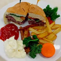 organic and processed Hamburgers, fries, Kail, and carrots.|james denoncourtさん