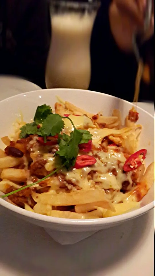 french fries topped with mozzarella cheese and minced beef in tomato sauce|sachaさん