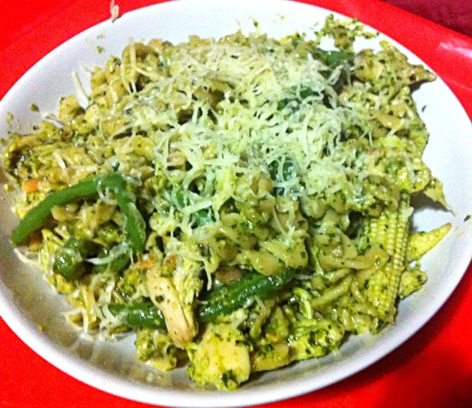 Whole wheat pasta with shredded chicken, toasted pine nuts, babycorn and green beans in a basil and garlic pesto|Nicole Avisさん