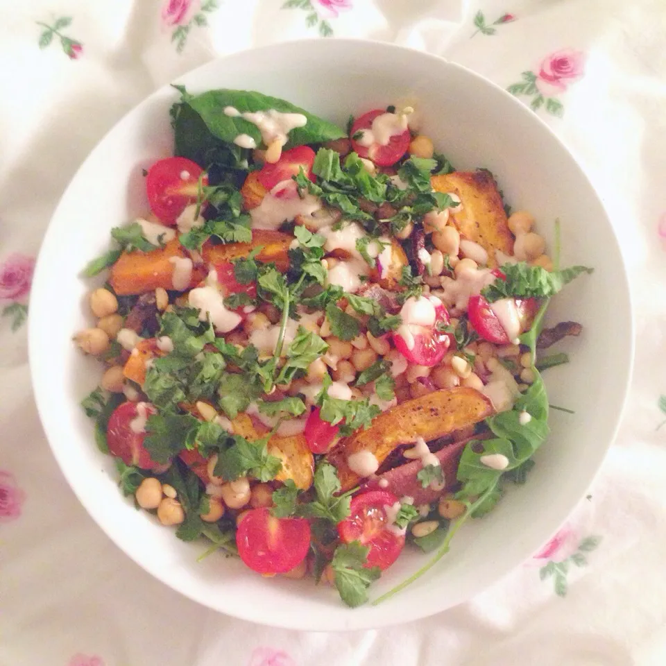 Spinach - arugula - roasted sweet potato - red onion - chickpeas - cherry tomatoes - pine nuts - tahini sauce - cilantro|Rianneさん