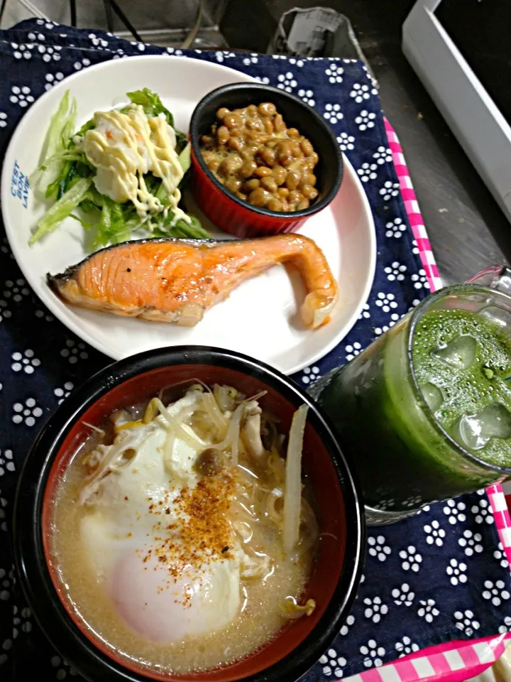 私は、昨日のお鍋に卵をいれて。鮭だけ焼きました(^^)|ハルさん