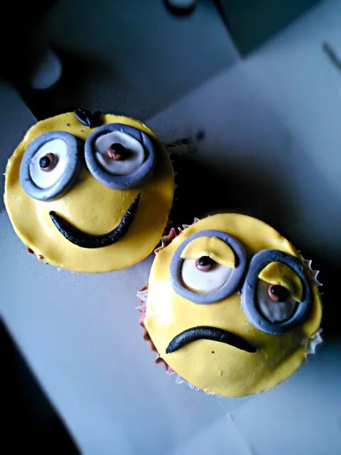 Snapdishの料理写真:Minion Cupcakes|Amanda Viraさん