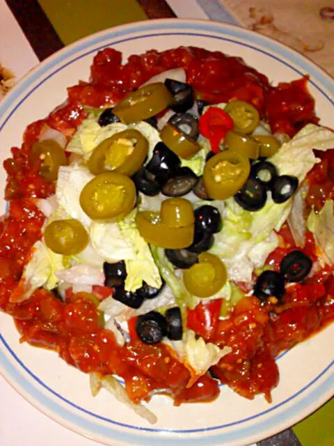 Mashed beans, cream cheese, tomato, onion, lettuce, guacamole, and salsa. Nachos!!|Polly Gelfusoさん