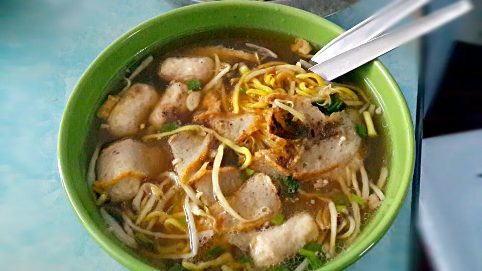 Egg noodles with fish ball and fried fish sliced|sachaさん