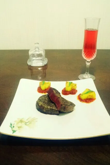 Snapdishの料理写真:Beef steak with tomato sauce and pineapples|Susan Parkさん