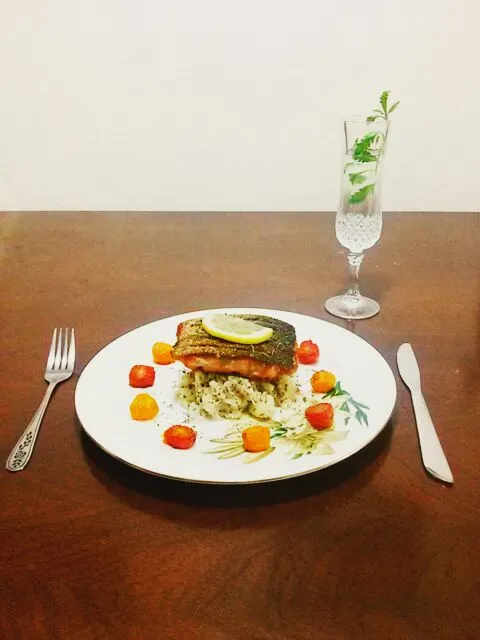 Snapdishの料理写真:Crispy salmon with crushed potatoes|Susan Parkさん