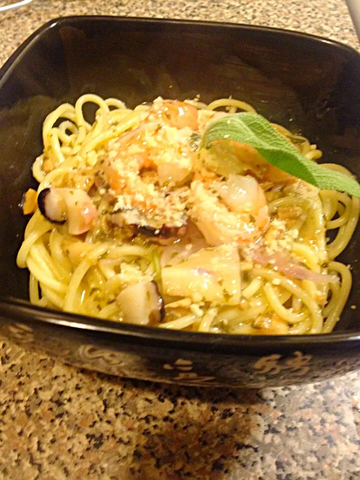 Spaghetti & clam/shrimp/octopus sauce 😉|Carlos Baezさん