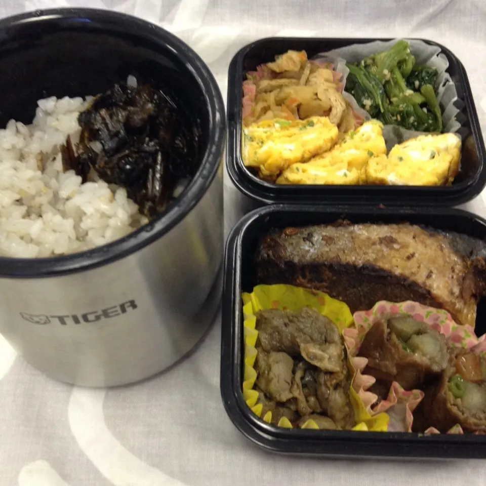 弁当（ブリ照り焼き、牛ミスジ焼き、肉巻きゴボウ、玉子焼き、ほうれん草胡麻和え、切り干し大根、舞茸昆布）|SasaMasa213さん