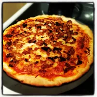 Homemade pizza crust with pumpkin chipotle tomato sauce and hot Italian sausage|Jillianさん