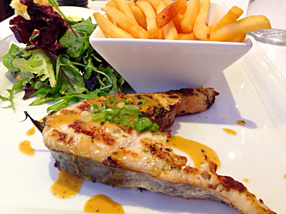 Char grilled fish with fries and salad|sgさん