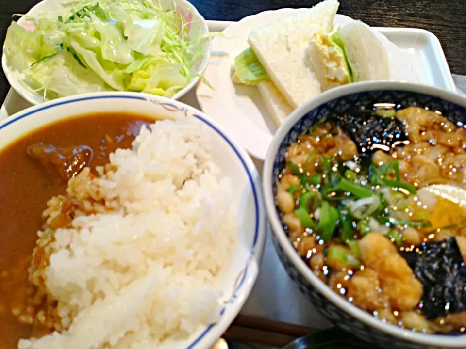 Snapdishの料理写真:おたのしみセット(カレーライス、たぬきうどん、サンドイッチ、サラダ)|SASAKI Hiroshiさん