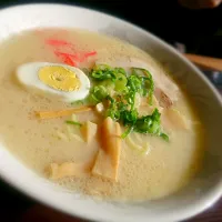 Snapdishの料理写真:とんこつラーメン|やむねこさん