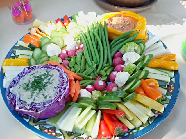 Vegetable crudite platter with roasted pepper-walnut dip and white bean-herb dip.|Chef On Qさん