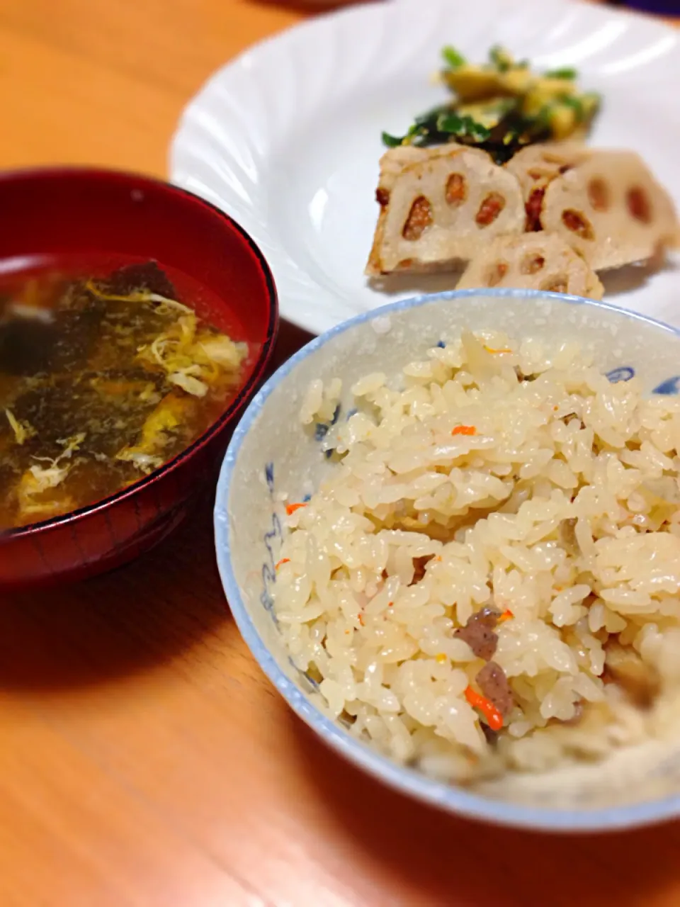 炊き込みご飯、蓮根はさみ揚げ、ニラ玉、おすまし|アーちゃんさん