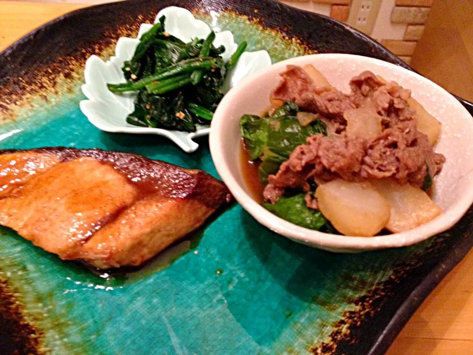 Snapdishの料理写真:ブリの照り焼き、かぶと牛肉煮、ほうれん草の胡麻和え^ ^|美也子さん